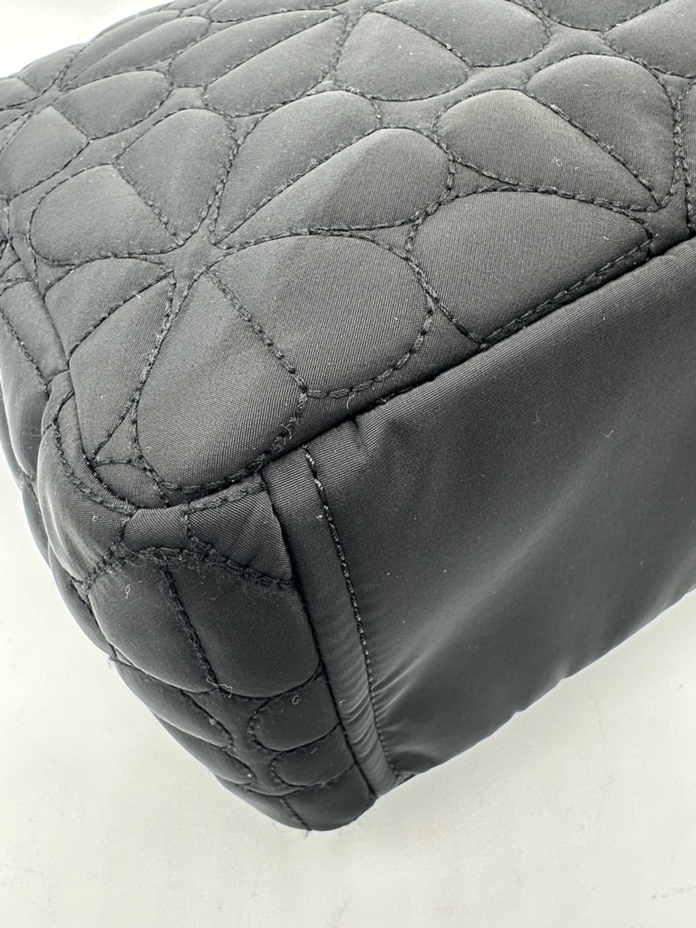 💰PRICE DROP💰 Kate Spade Spade Flower Quilted Medium Tote Black Chain Strap - Picture 8 of 14